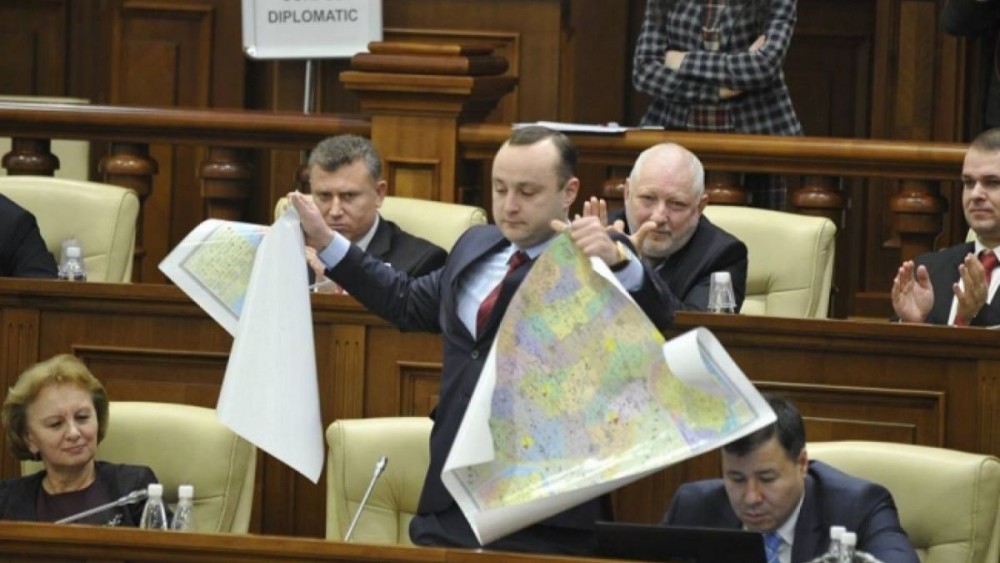 Culmea ipocriziei // După ce l-a trădat pe Voronin, Batrîncea vrea interzicerea traseismului politic